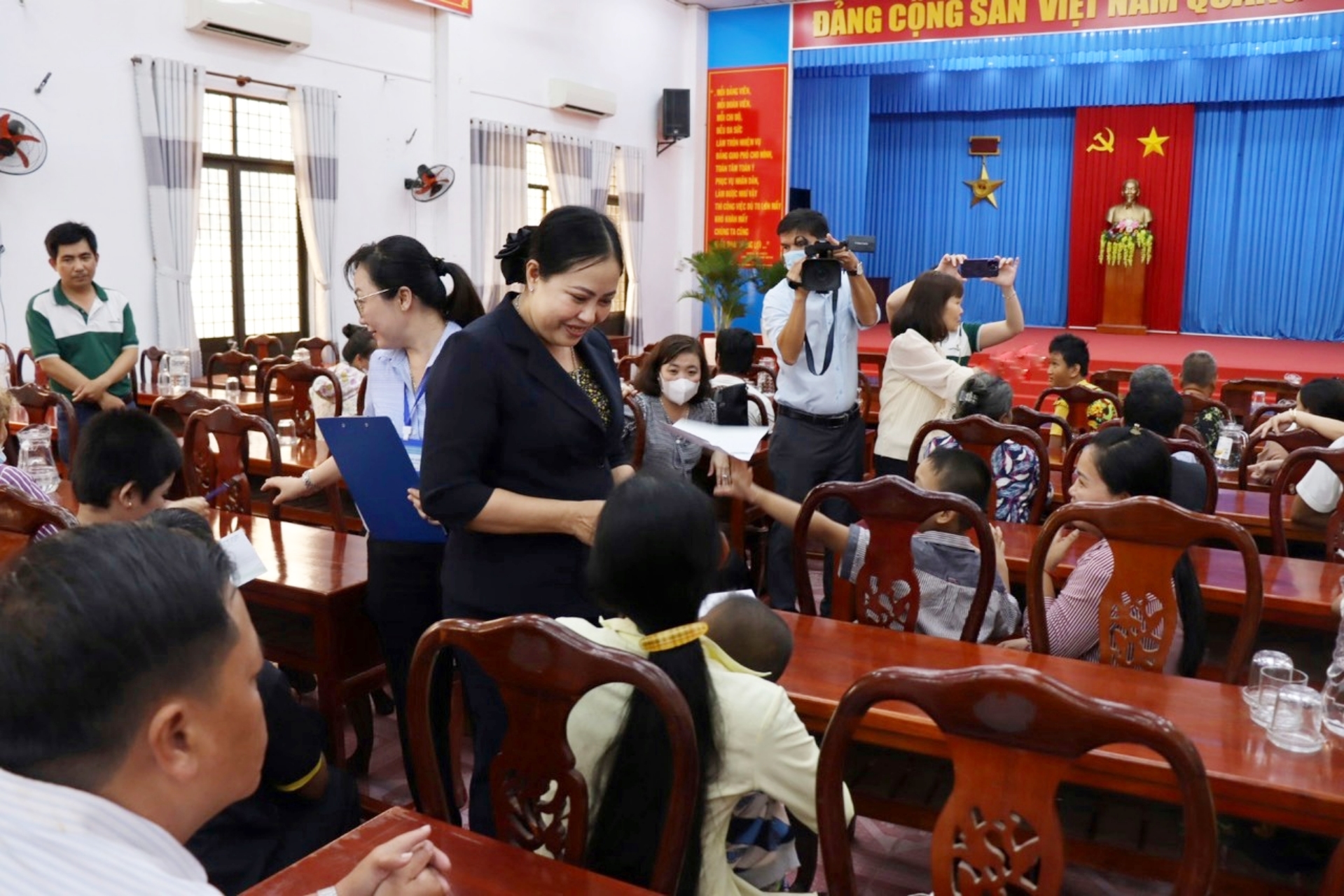 Quỹ bảo trợ trẻ em tỉnh Trà Vinh Phối hợp ngân hàng Vietcombank Thăm tặng quà cho trẻ em khuyết tật